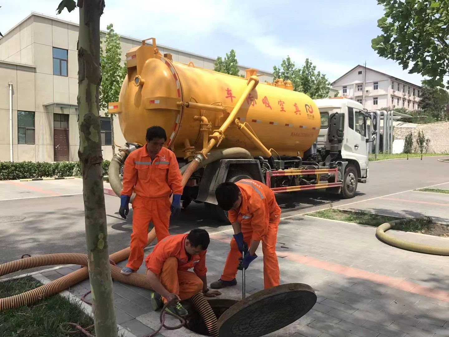 河西区街道管道疏通车停在窨井附近