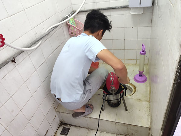 河西区街道管道堵塞冒臭气 专业师傅现场解决问题